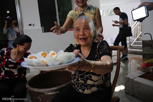 فروش آنلاین تخم اردک توسط یک پیرزن