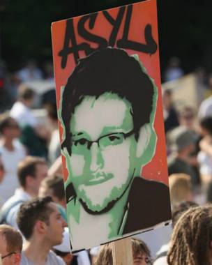 معترضان به نظارت دستگاه‌های اطلاعاتی بر شهروندان، با پلاکاردهایی در حمایت از ادوارد اسنودن، برلین ۲۰۱۳