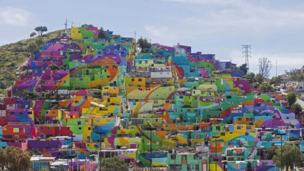 تغییر شهر اراذل و اوباش در مکزیک با نقاشی های شاد