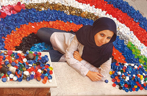 دختر ایرانی که در بطری‌های پلاستیکی زندگی می کند